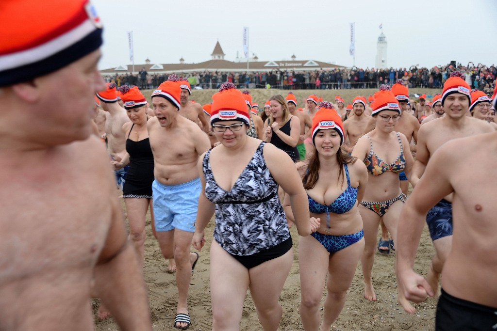 ../Images/Nieuwjaarsduik Noordwijk 2020 057.jpg